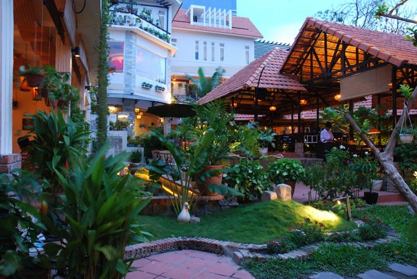 Top 4 quán coffee sử dụng tiểu cảnh sân vườn đẹp